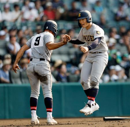 仙台育英―開星　１回裏仙台育英１死二、三塁、川尻の右犠飛に守備の乱れが絡み三走田山（左）に続き二走土屋も生還＝甲子園
