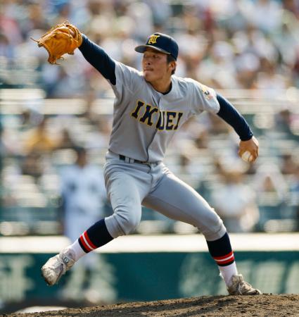開星戦の３回途中から２番手で登板した仙台育英・吉川＝甲子園