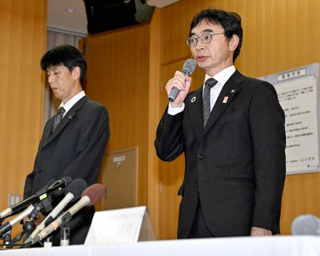 記者会見する大阪メトロの堀元治交通事業本部長（右）＝１４日午前、大阪市西区