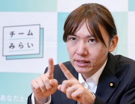 インタビューに答えるチームみらいの安野党首