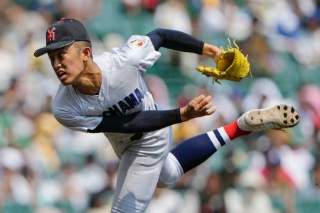 綾羽戦の４回から２番手で登板した横浜・織田＝甲子園