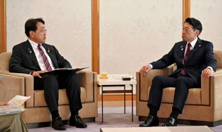 福岡県庁で服部誠太郎知事（右）と面会する赤沢賃金向上相＝１４日午前