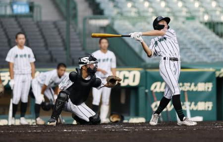甲子園で練習する津田学園ナイン