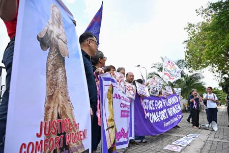 日本政府に対し元慰安婦らへの謝罪を求める集会に参加する人たち＝１４日、フィリピンの首都マニラ（共同）