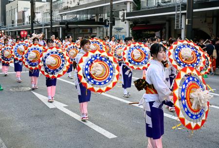 「鳥取しゃんしゃん祭」の一斉傘踊りで、色鮮やかな傘を手に練り歩く踊り手ら＝１４日午後、鳥取市