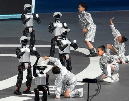 北京市内で行われた人型ロボットによる世界スポーツ大会の開幕式＝１４日（共同）