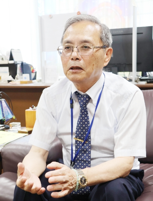 昭和学園高理事長の草野義輔さん＝６日、日田市