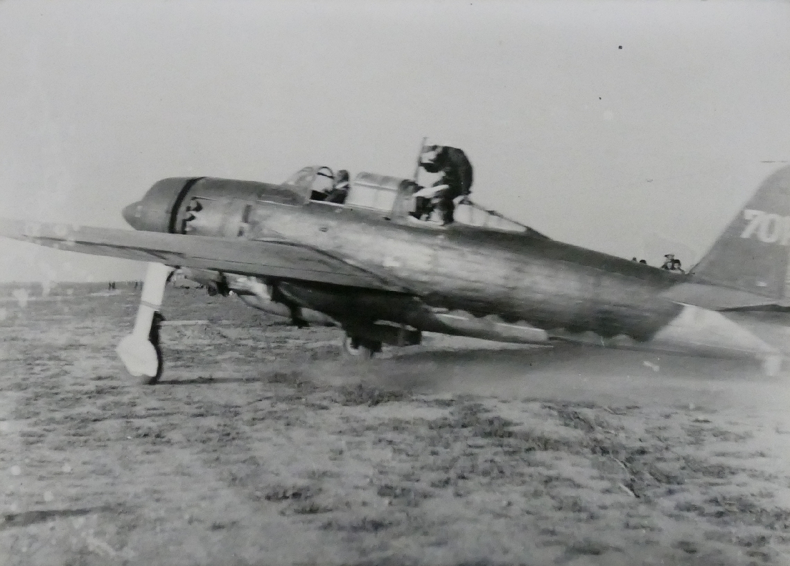 「最後の特攻」の出撃に向かう爆撃機（故・寺司勝次郎さん所蔵）
