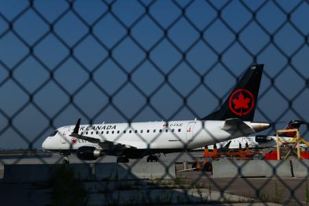 カナダ・トロントのピアソン国際空港に駐機するエア・カナダ機＝１４日（ゲッティ＝共同）
