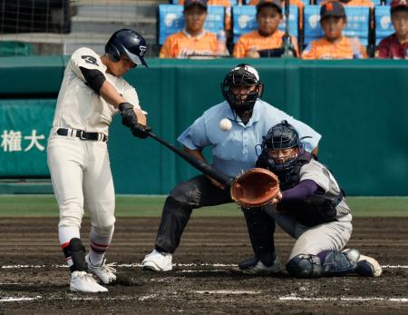 花巻東―東洋大姫路　３回裏東洋大姫路２死二塁、白鳥が左中間に適時二塁打を放つ。捕手高橋蓮＝甲子園