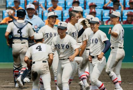 花巻東に勝利し、喜ぶ東洋大姫路ナイン＝甲子園