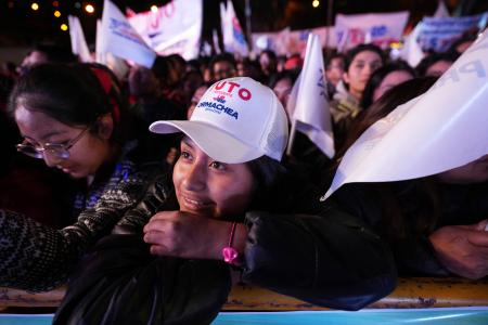 ボリビア大統領選の右派候補ホルヘ・キロガ元大統領の集会に出席する支持者＝１３日、ラパス（ＡＰ＝共同）