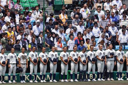 戦後８０年の終戦の日に甲子園球場で黙とうする西日本短大付の選手ら＝１５日正午