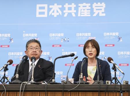 メディアのインタビューに応じる共産党の田村委員長（右）と小池書記局長＝７月、東京都渋谷区の党本部