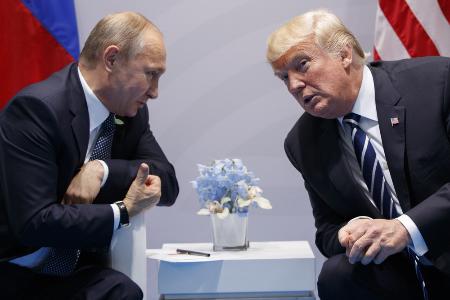 ２０１７年７月、ドイツ・ハンブルクで会談するトランプ米大統領（右）とロシアのプーチン大統領（ＡＰ＝共同）