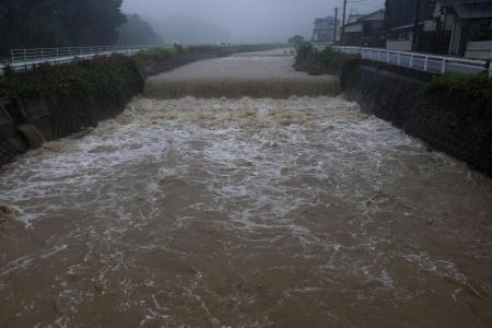 男女２人が流されたと通報のあった福岡県福津市の西郷川＝１１日