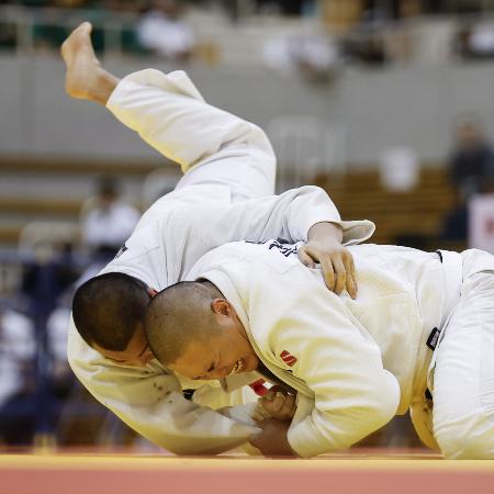 男子１００キロ超級決勝　国士舘・長野慎大（左）を攻める大成・時田開仁＝ジップアリーナ岡山