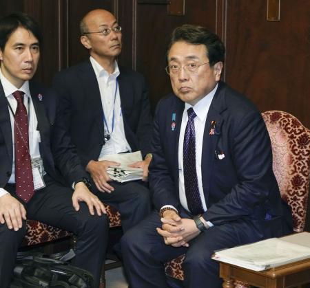 参院予算委理事懇談会に臨む赤沢経済再生相（右）＝１５日午後、国会