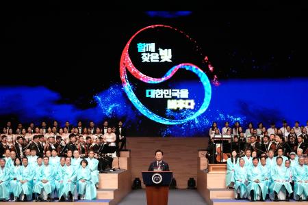 １５日、ソウルで開かれた「光復節」の式典で演説する韓国の李在明大統領（共同）