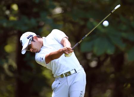 第２日、通算１７アンダーで単独首位に立った比嘉一貴＝御前水ＧＣ