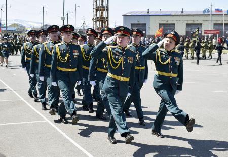 ２０２３年、北方領土の択捉島で行われた軍事パレードで行進するロシアの兵士ら（島民提供、共同）