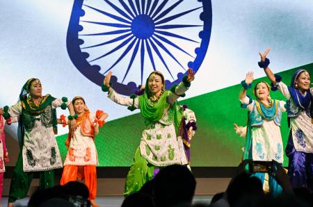 インドのナショナルデーで披露された伝統舞踊＝１５日午後、大阪市此花区の夢洲