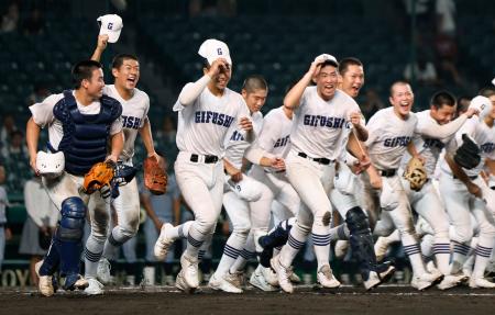 東海大熊本星翔に勝利した県岐阜商＝甲子園