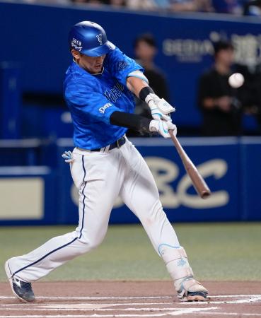 １０回ＤｅＮＡ１死二塁、山本が右翼線に勝ち越し二塁打を放つ＝バンテリンドーム
