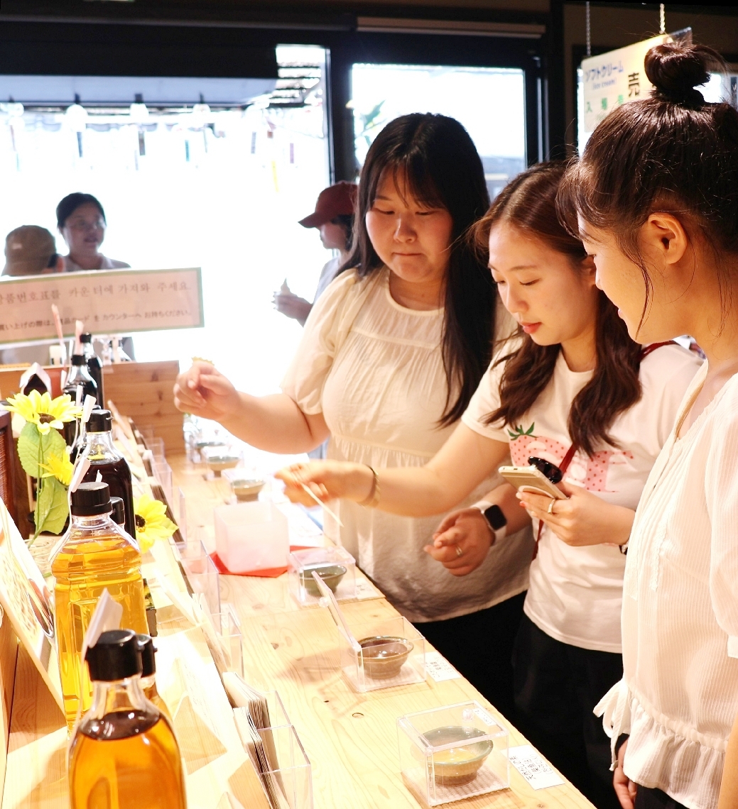 土産探しをする韓国人客＝日田市丸の内町の「日田醤油」