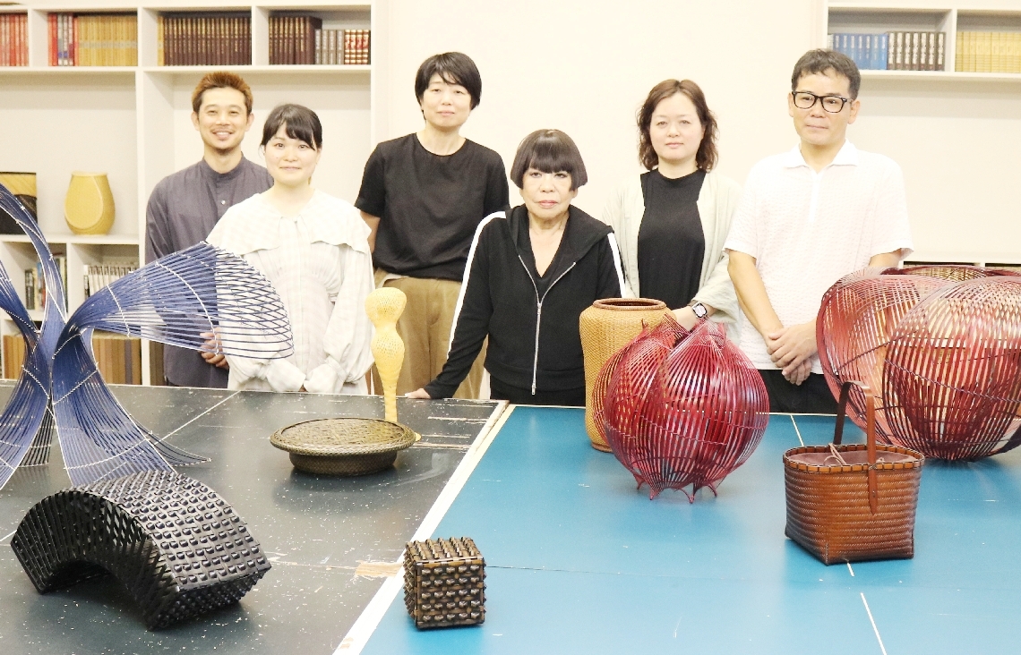 この初顔合わせから世界進出が始まる（左から）池将也さん、長谷川絢さん、近藤雅代さん、コシノジュンコさん、青柳慶子さん、木崎和寿さん（谷口倫都さんは欠席）＝竹田市植木の竹田総合学院