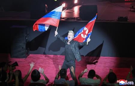 祝賀公演に参加したロシアの歌手シャマンさん＝１５日、平壌（朝鮮中央通信＝共同）