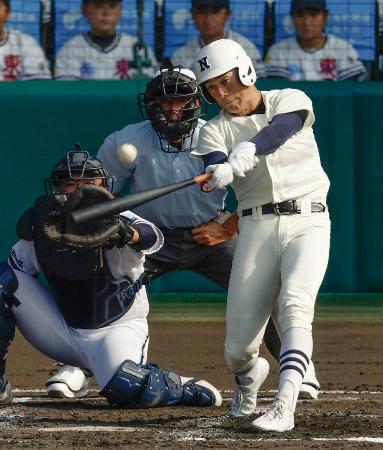 高川学園―日大三　１回裏日大三２死二、三塁、安部が左越えに２点三塁打を放つ。捕手遠矢＝甲子園