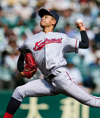 尽誠学園戦の６回から２番手で登板した京都国際・西村＝甲子園
