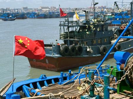 中国福建省石獅市の漁港から出港する漁船＝１６日（共同）