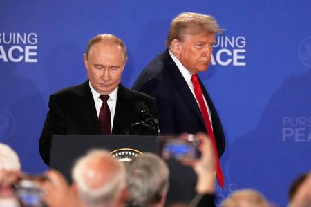 会談後、共同記者発表に臨むロシアのプーチン大統領（左）とトランプ米大統領＝１５日、米アラスカ州アンカレジ（ＡＰ＝共同）