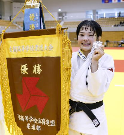 女子５２キロ級で初優勝した佐久長聖・武田桃佳＝ジップアリーナ岡山