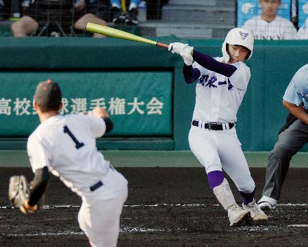 関東第一―創成館　３回表関東第一１死満塁、坂本が右前に先制２点打を放つ。投手森下＝甲子園