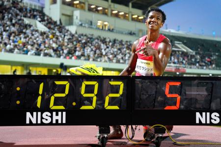 男子１１０メートル障害で１２秒９２の日本新を樹立した村竹ラシッド＝福井県営陸上競技場