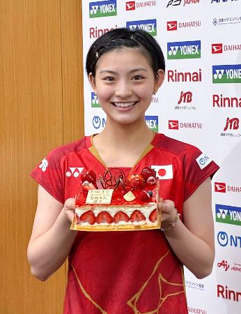 誕生日祝いのケーキを持つバドミントンの宮崎友花＝１６日、東京都内