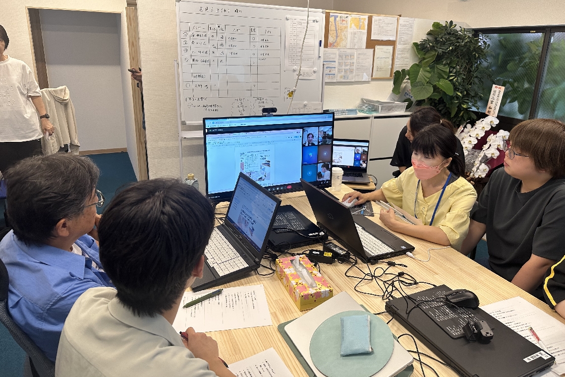 記事の入稿方法を学ぶ利用者ら