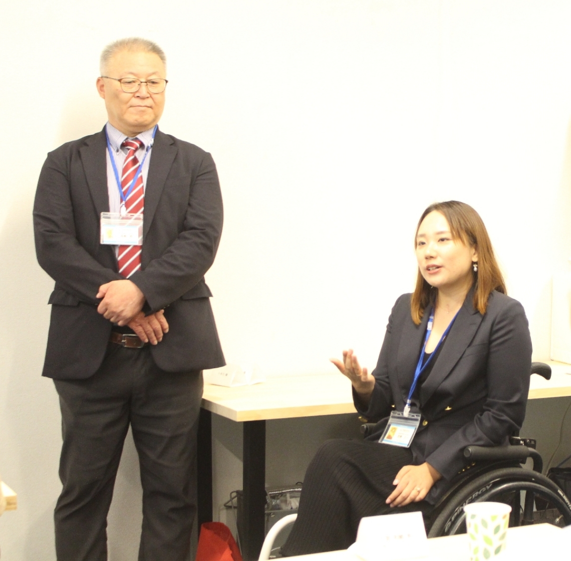 開所式であいさつする豆塚エリ代表理事