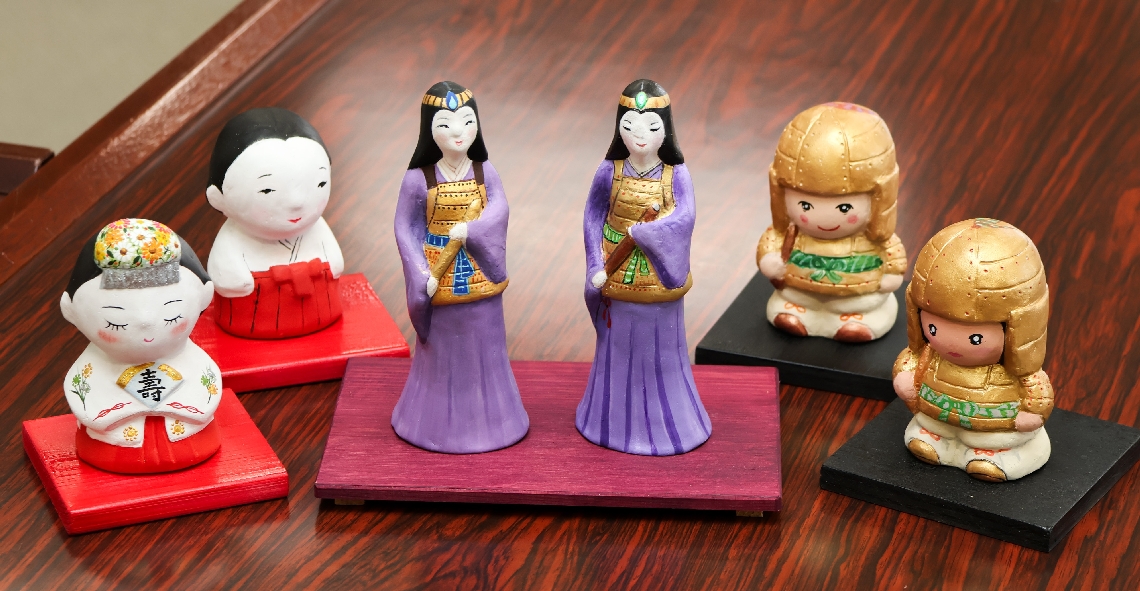 奈良時代に八幡神に仕えた「辛島女禰宜」をモデルに新たに作られた四日市人形＝宇佐市四日市