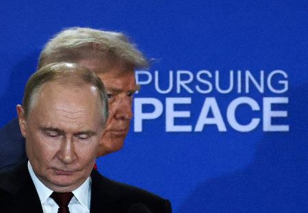 トランプ米大統領（奥）とロシアのプーチン大統領＝１５日、アンカレジ（ロイター＝共同）