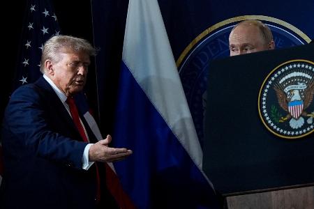 トランプ米大統領＝１５日、アンカレジ（ＡＰ＝共同）