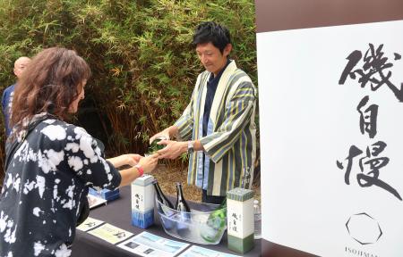 １６日、米ロサンゼルスの日本酒試飲会で、酒を提供した「磯自慢酒造」のブース（共同）