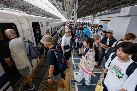 お盆のＵターンラッシュで混雑するＪＲ新大阪駅の新幹線ホーム＝１７日午前