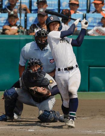 仙台育英―沖縄尚学　タイブレークの１１回表沖縄尚学１死二塁、宜野座が左越えに適時三塁打を放つ。捕手川尻＝甲子園