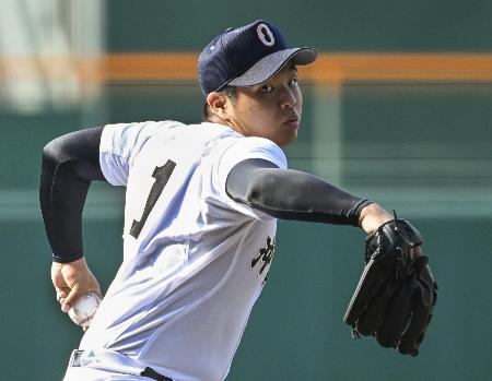 仙台育英戦に先発した沖縄尚学・末吉＝甲子園