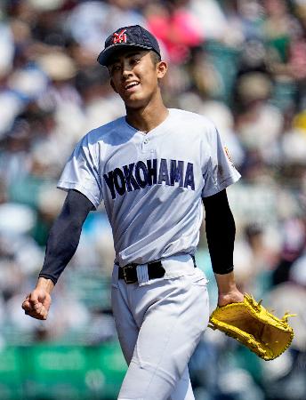 津田学園を完封し、笑顔を見せる横浜・織田＝甲子園
