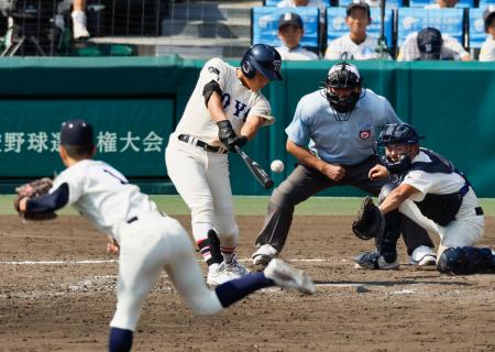 東洋大姫路―西日本短大付　５回表東洋大姫路２死一、二塁、白鳥が中前に適時打を放つ。投手中野、捕手山下＝甲子園